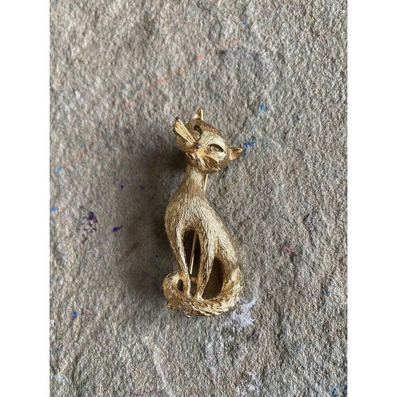 Vintage Monet Gold Tone Cat Pin Brooch Jewelry Estate Find Signed - Picture 8 of 9